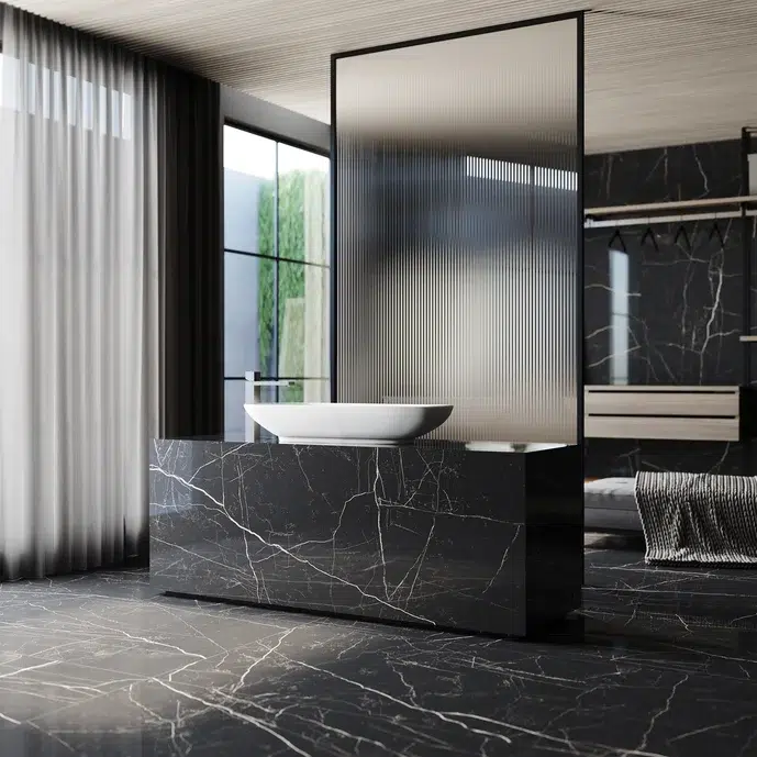 Banheiro sofisticado com revestimento em porcelanato que imita mármore preto.