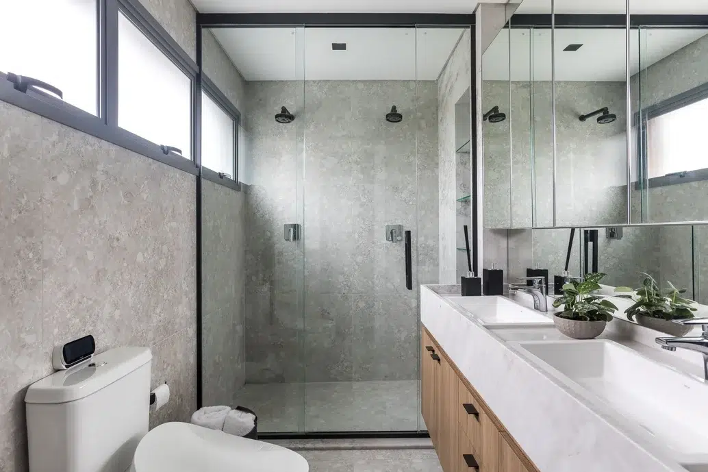 Banheiro moderno revestido em porcelanato esmaltado nas paredes e no piso. 