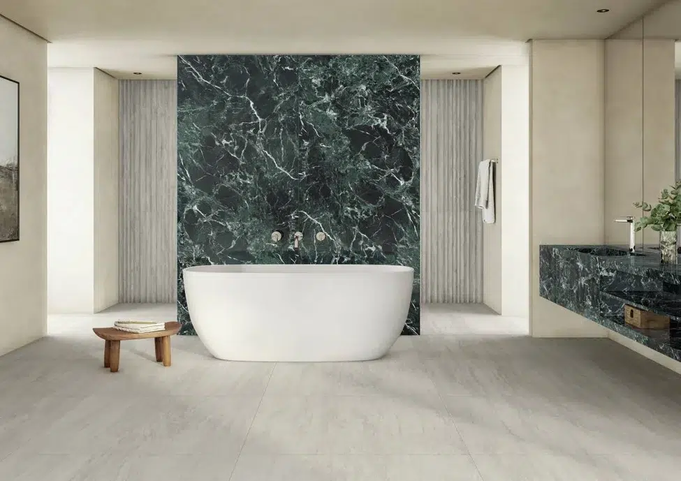 Banheiro com revestimento na bancada e na parede em porcelanato marmorizado Verde Alpi.