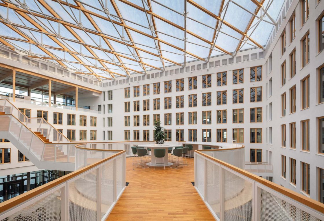átrio do edifício sustentável na Alemanha