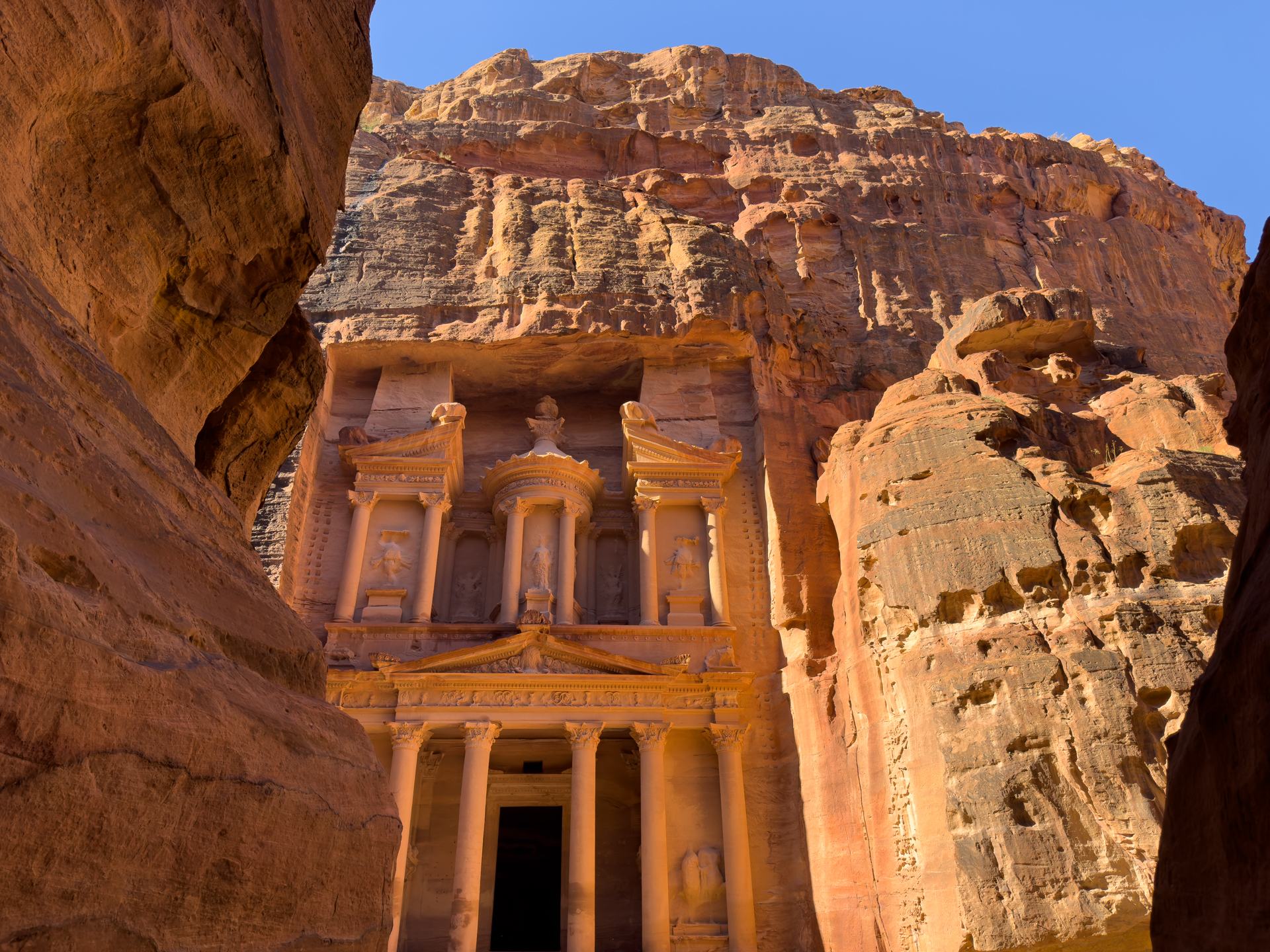 Ruínas esculpidas na montanha de Petra