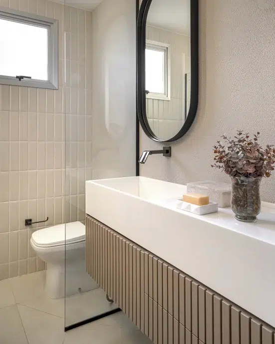 Banheiro com revestimento nas paredes de liverpool matt white da portobello.
