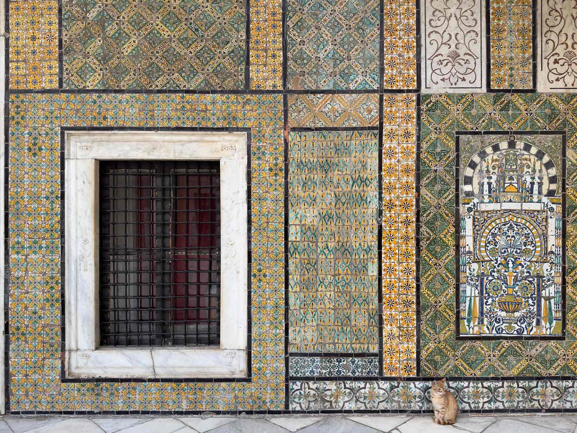 azulejos no palácio histórico Dar Hussain