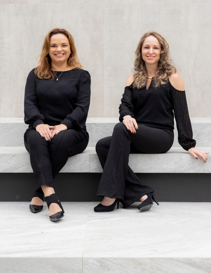 Retrato das arquitetas Maíra Queiroz e Vanessa Faller, do escritório Espaço do Traço