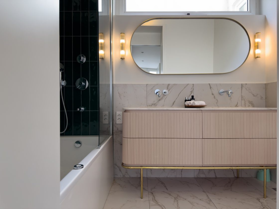 banheiro com banheira e móvel de textura canelada 