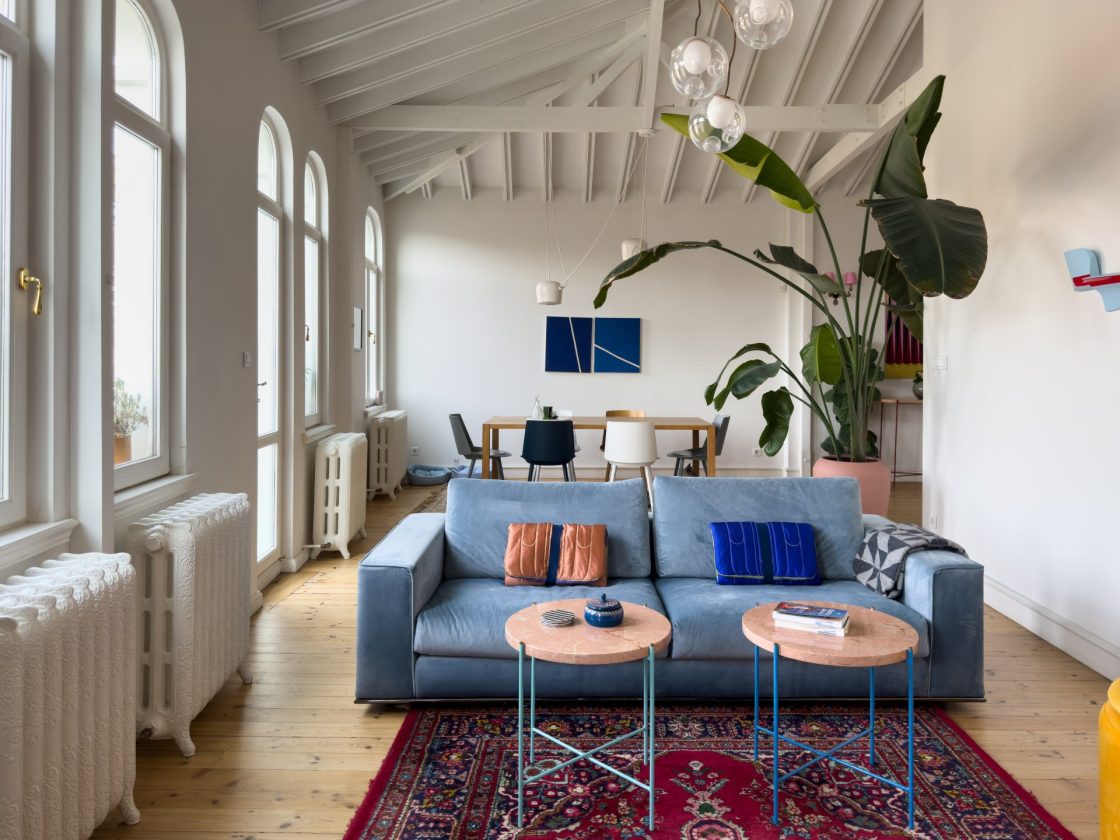 sofá azul e tapete colorido em sala de apartamento na turquia 