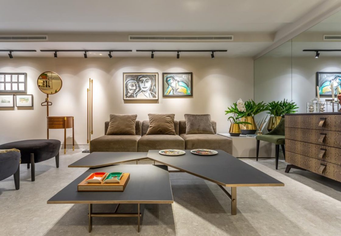 Sala de estar com mesa de centro geométrica e sofá marrom