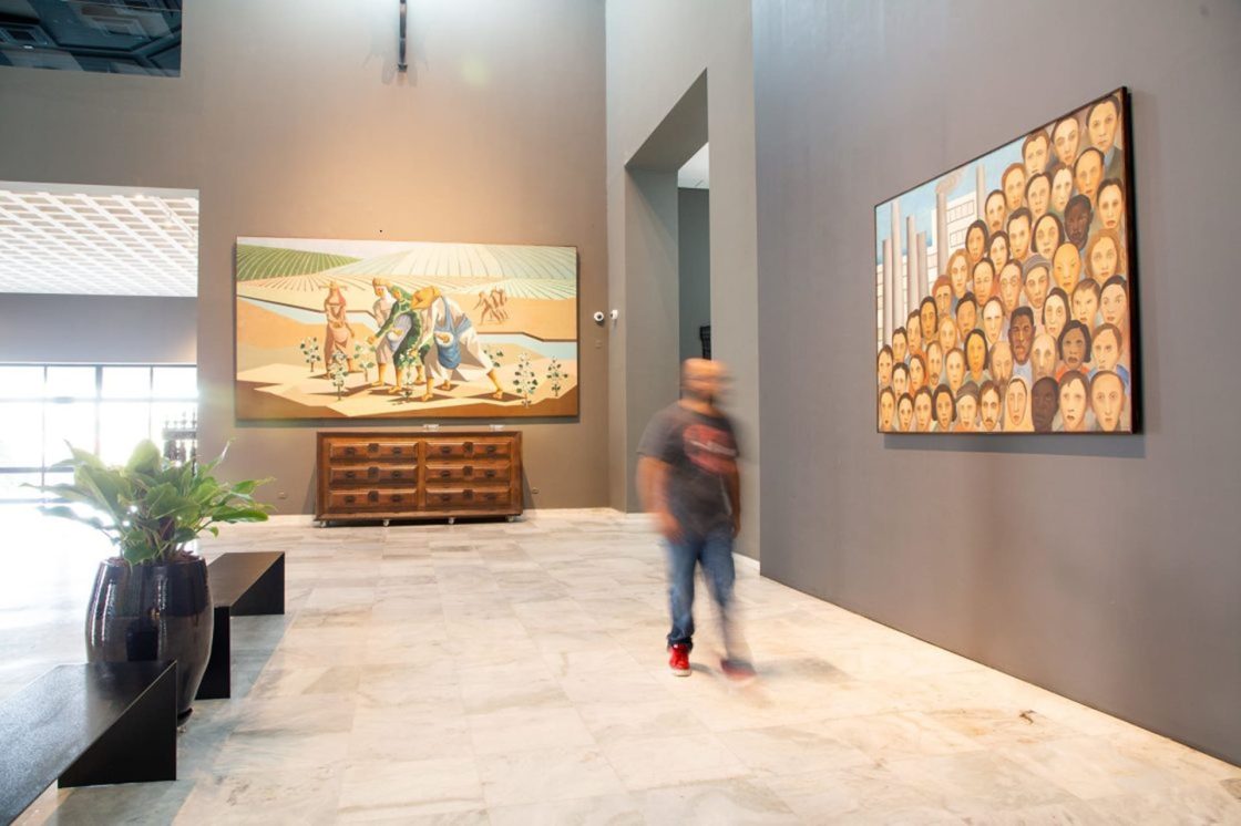 Sala de exposição com pinturas de Tarsila do Amaral em museu, evidenciando a permanência do legado da Semana de Arte Moderna de 1922 na arte brasileira