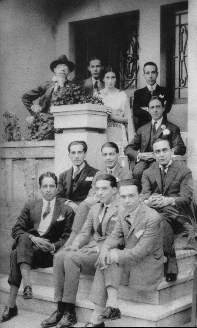 Fotografia histórica com Mário de Andrade, em pé à esquerda, e Rubens Borba de Moraes, sentado entre outros artistas e intelectuais ligados ao modernismo brasileiro e à Semana de Arte Moderna de 1922