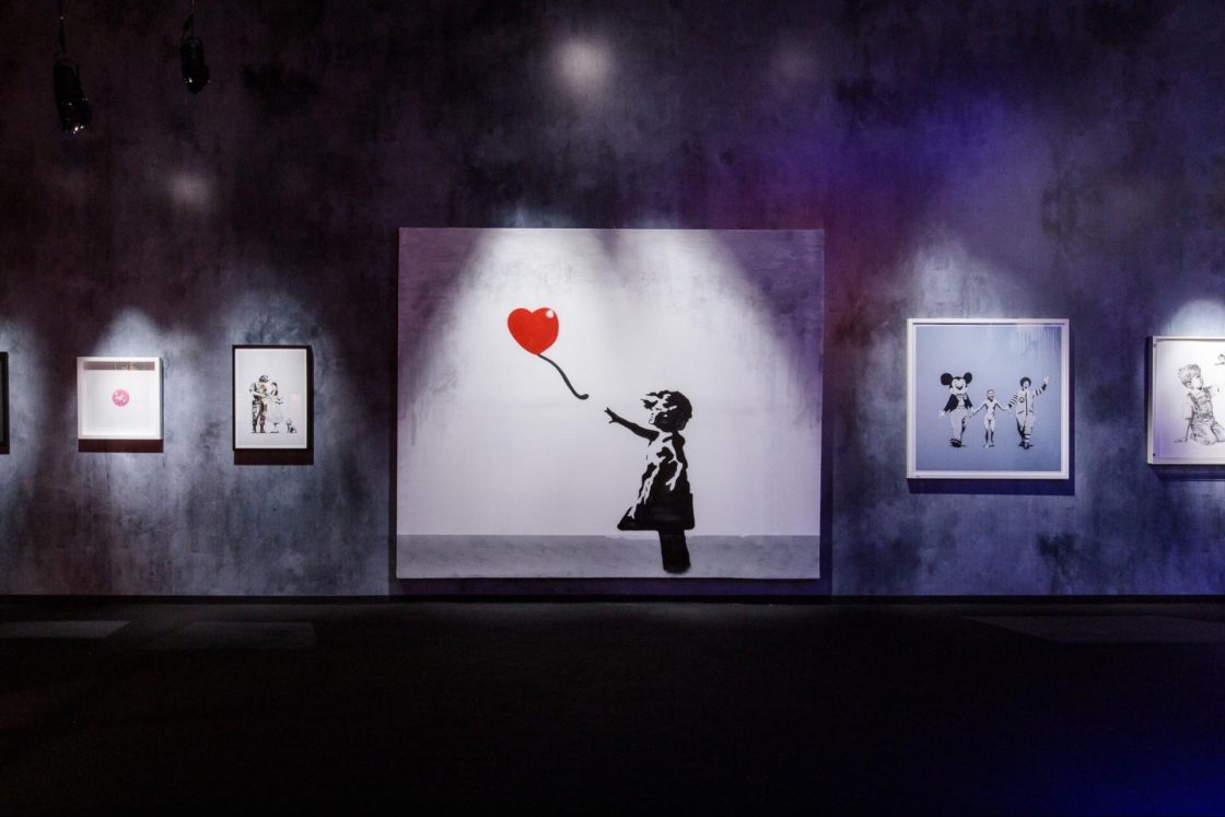 menina com balão de coração Banksy