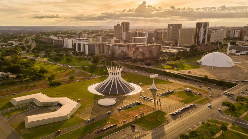 Catedral Metropolitana de Brasília e, na extremidade direita, o Museu Nacional da República, projetados por Oscar Niemeyer