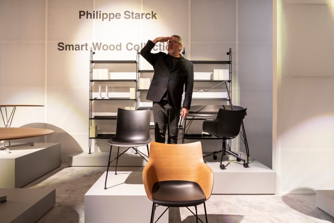 Designer Phillippe Starck entre cadeiras durante o Salão do Móvel de Milão