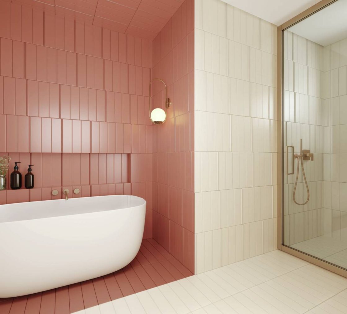 Banheira branca com parede colorida em destaque.
