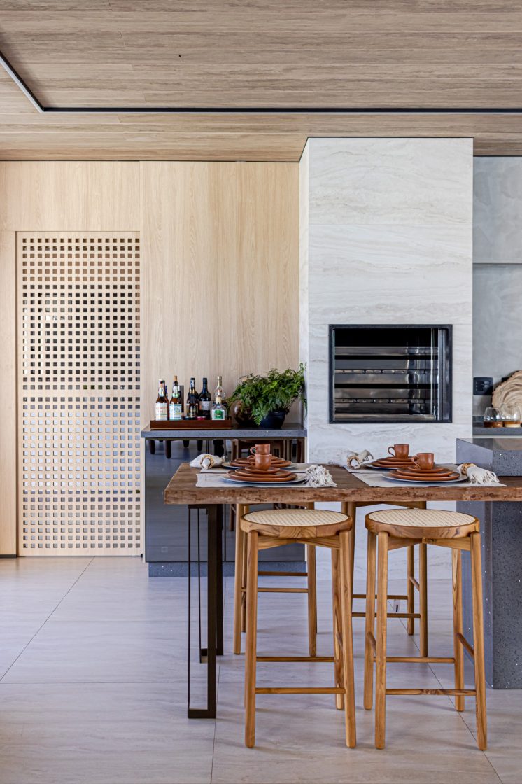 Área gourmet com detalhes em madeira, adega climatizada.