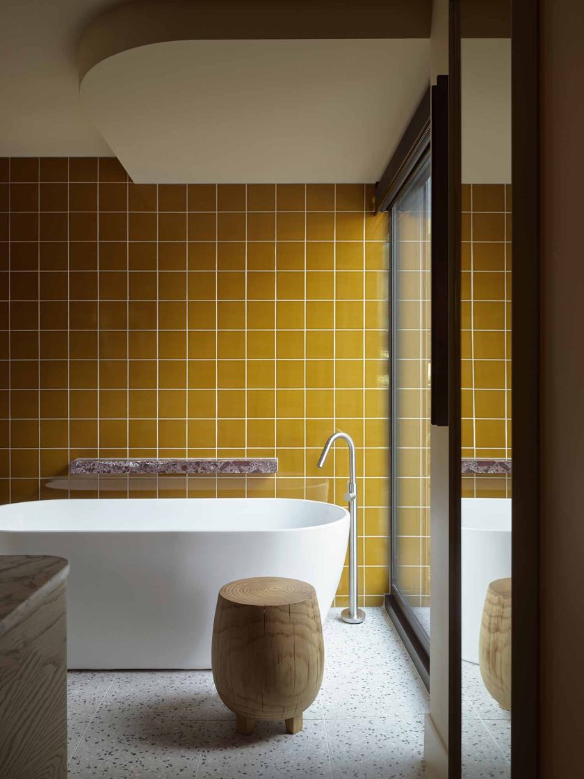 banheiro com piso granilite e parede mostarda