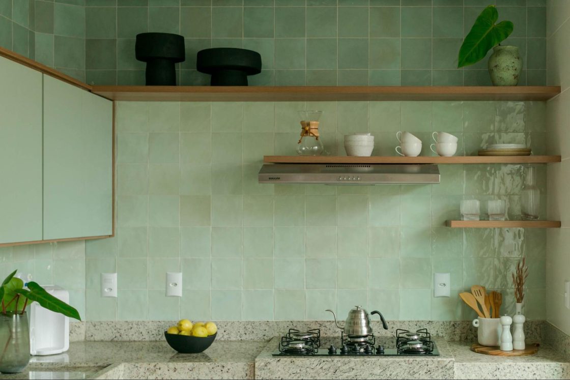 cozinha verde clara com azulejos quadrados pequenos na rodabanca