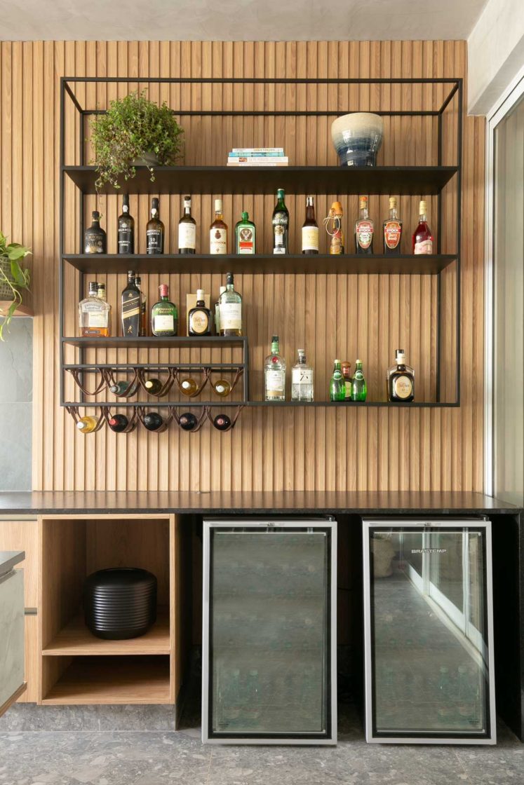 barzinho em casa decorado com plantas e diversas garrafas