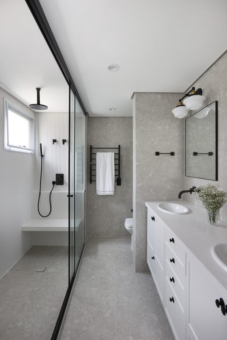 Banheiro cinza com chuveiro 