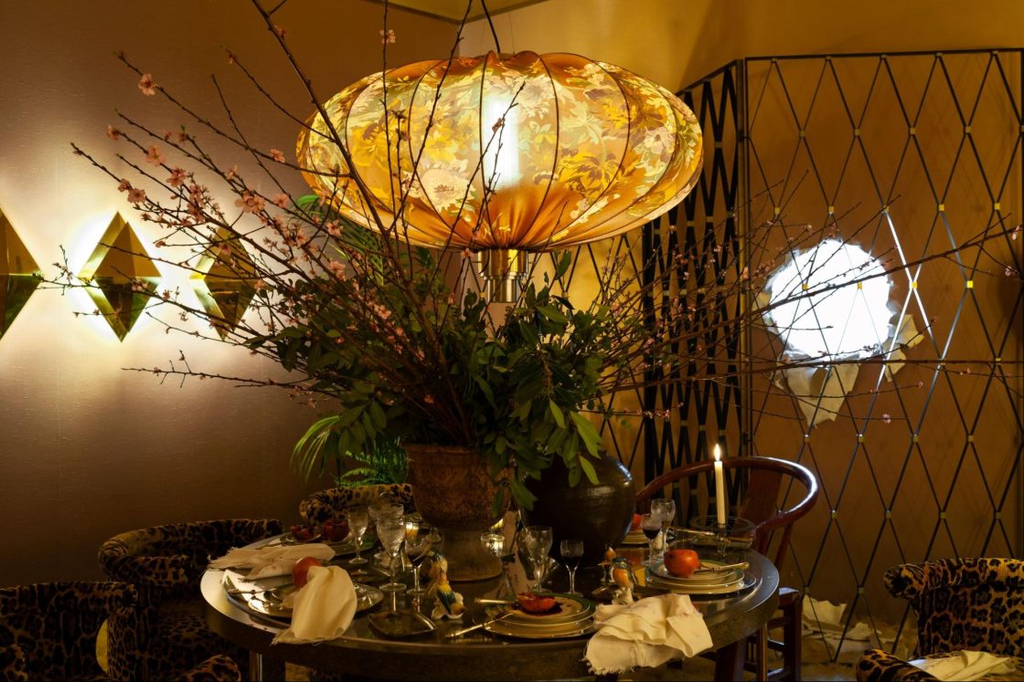 Salle à manger a Marrakech, luminária oval japonesa