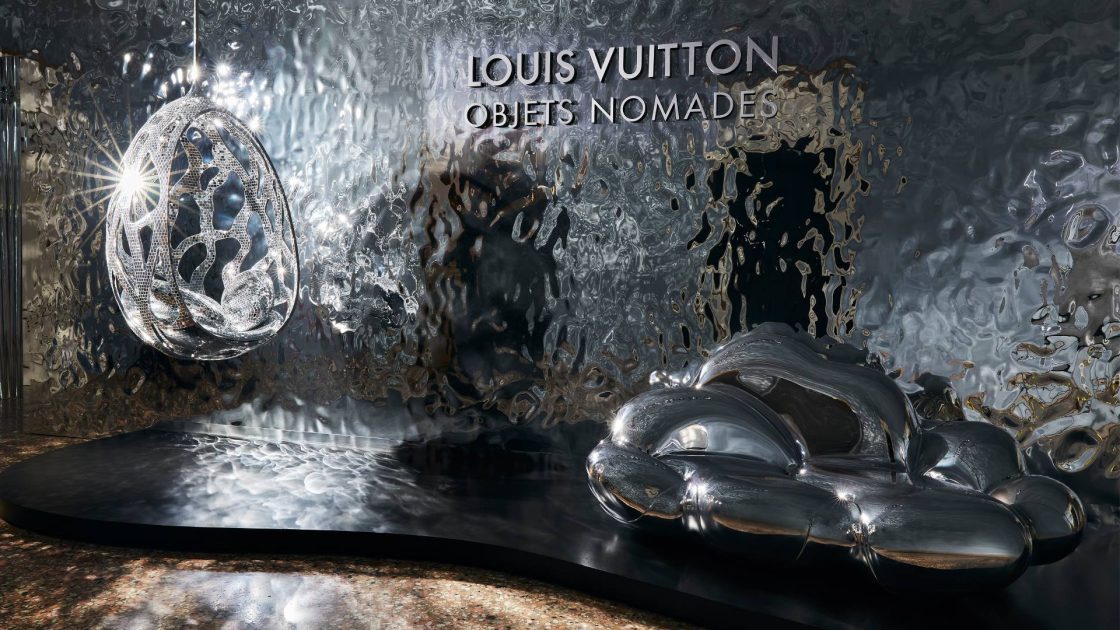 poltrona e cadeira de balanço metálica prata, Louis Vuitton na Semana de Design de Milão