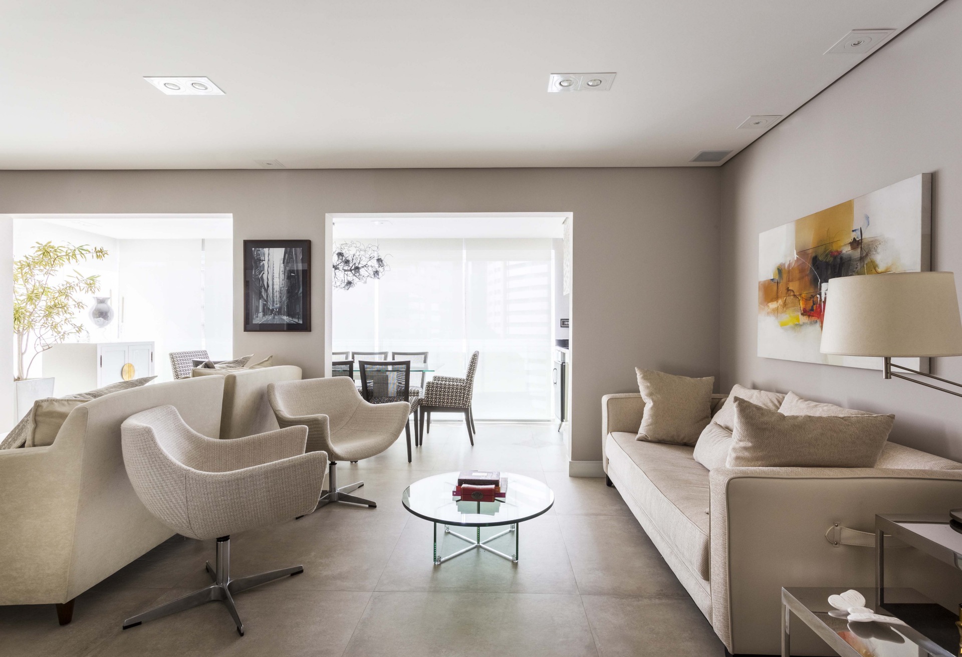 Ambiente integrado com cores claras em apartamento