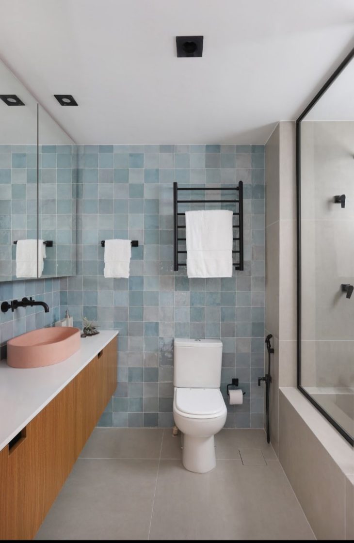 banheiro azul com cuba cor de rosa e piso acinzentado 