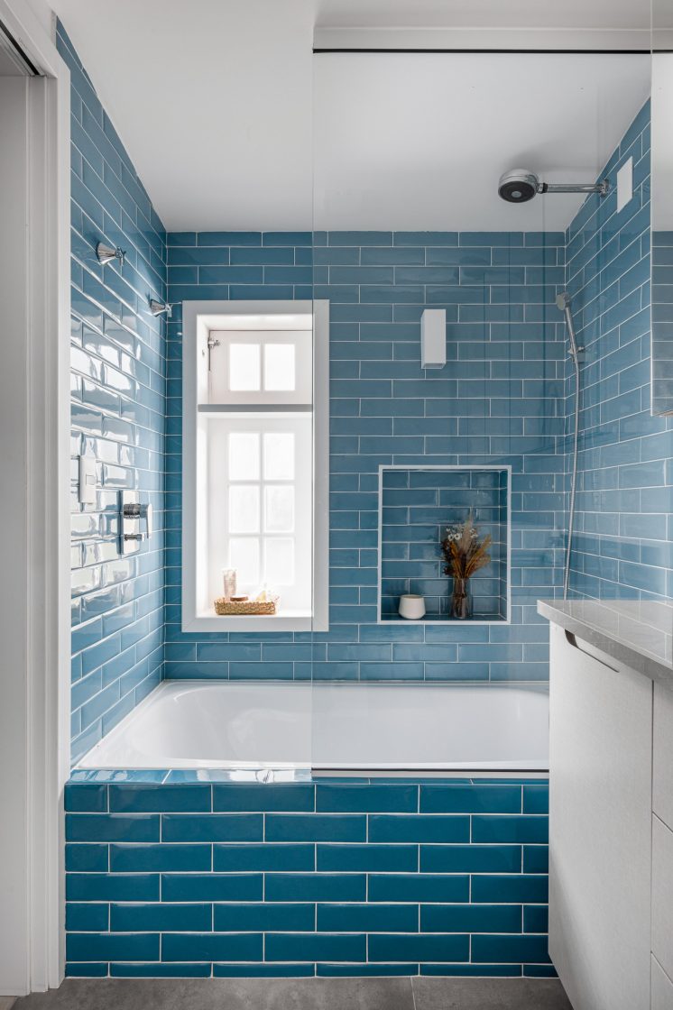 banheiro azul com banheira branca 