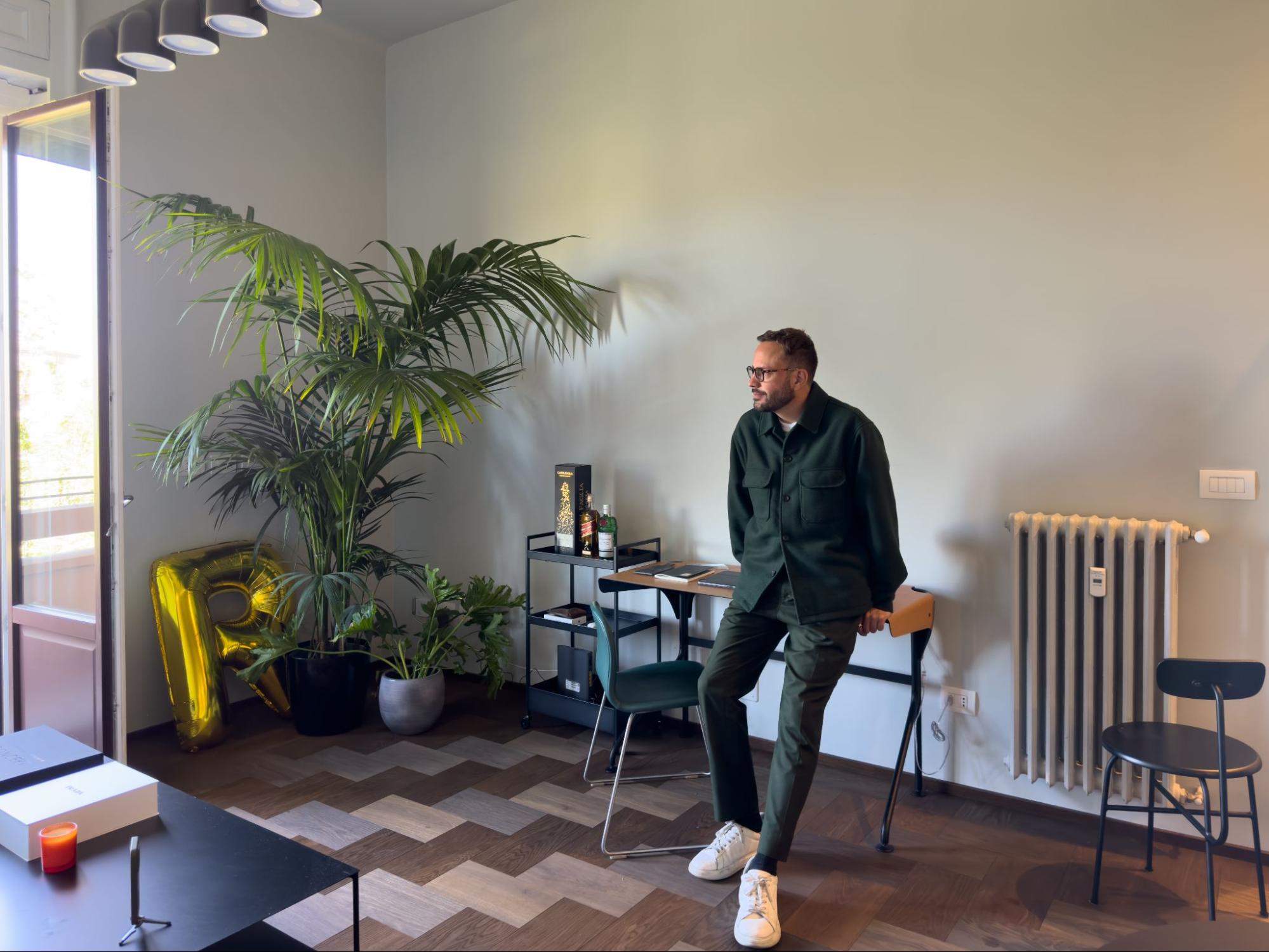 Ricardo Gaioso em seu apartamento em Milão