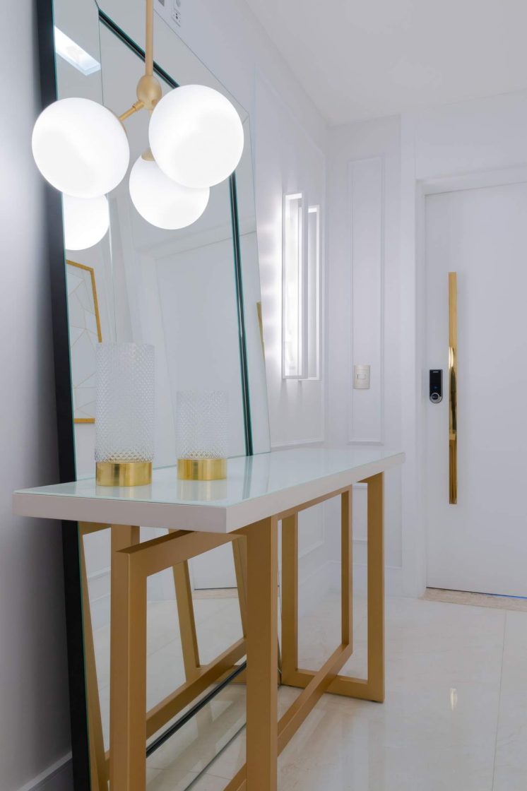 Mesa lateral com espelho e luminárias em globo