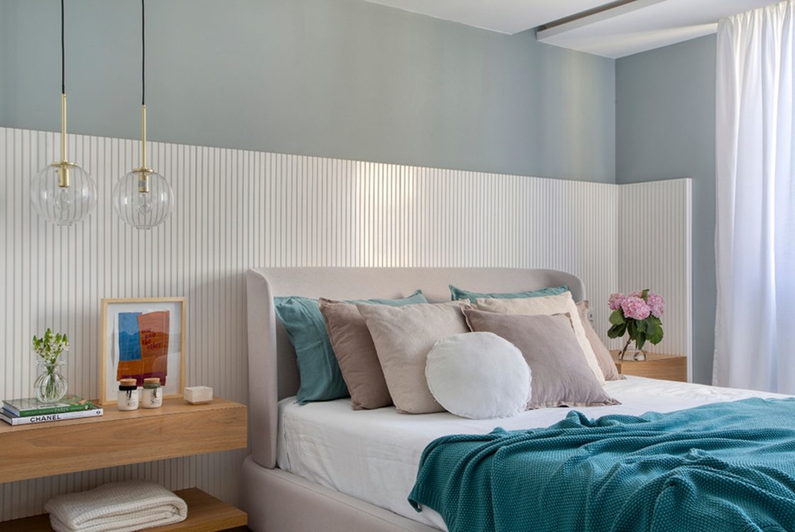 quarto de casal azul com painel branco, ripado, roupas de cama turquesa 