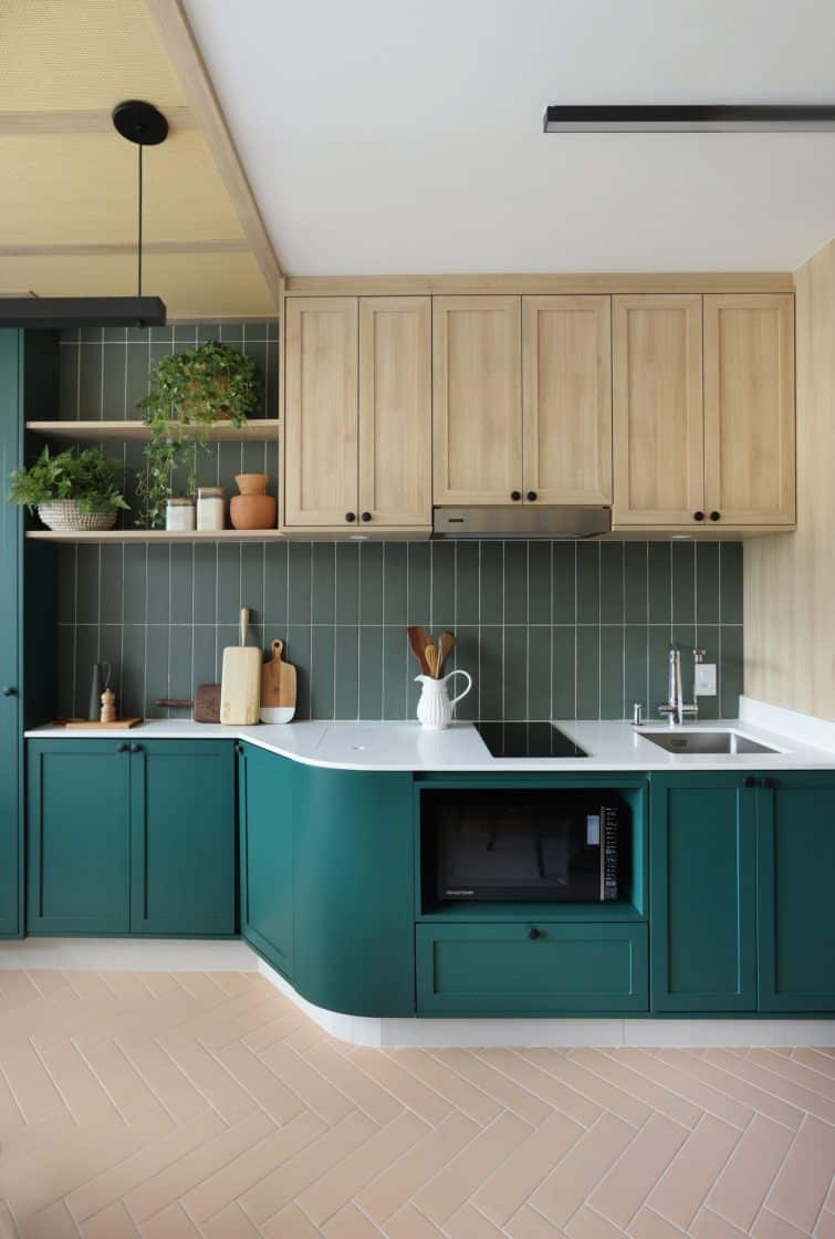cozinha verde com piso e backsplash de tijolinho