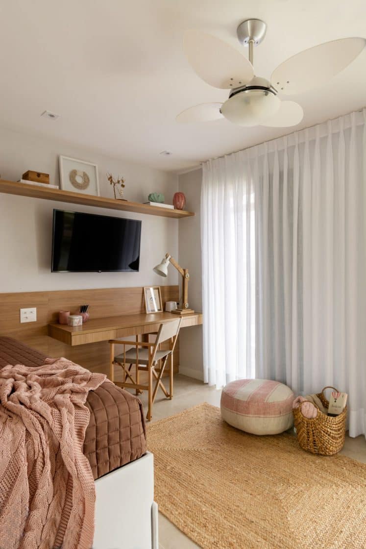 quarto com detalhes em madeira, palha e roupa de cama cor de rosa