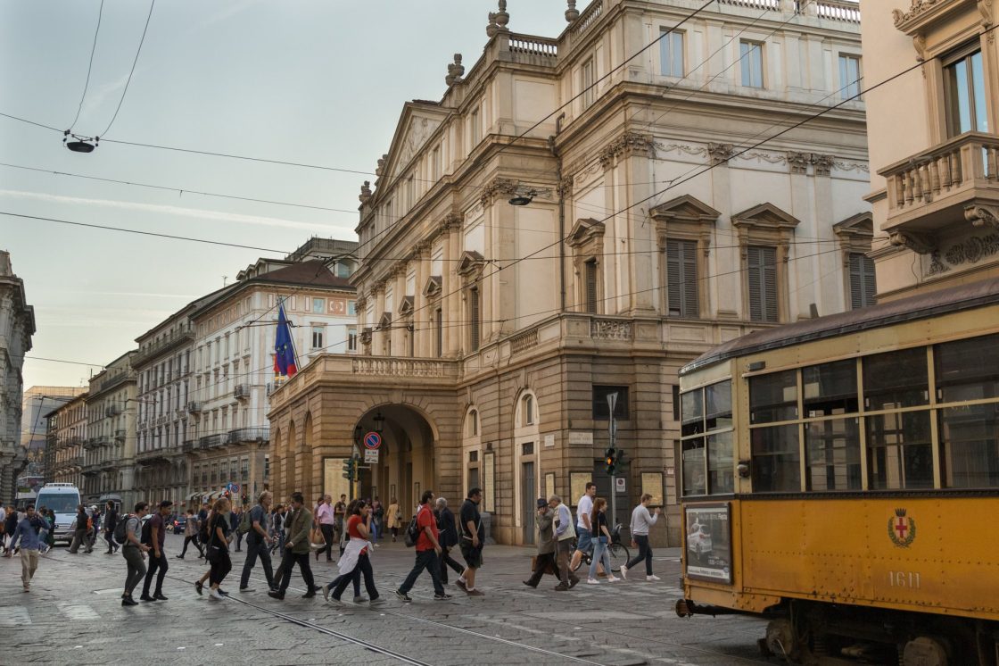 pessoas caminham da região central de Milão