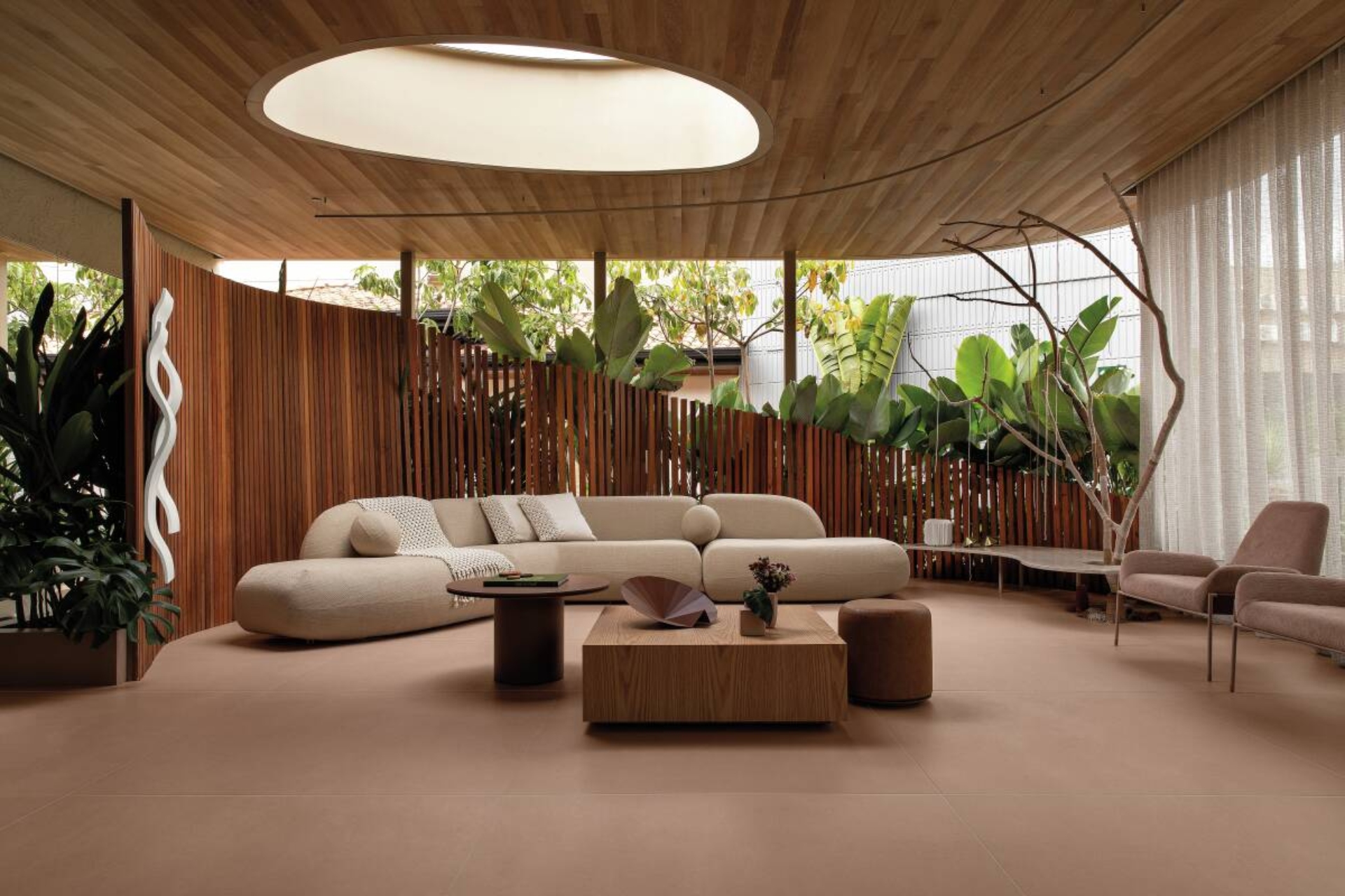Sala de estar ampla com sofá diferenciado e paredes em madeira