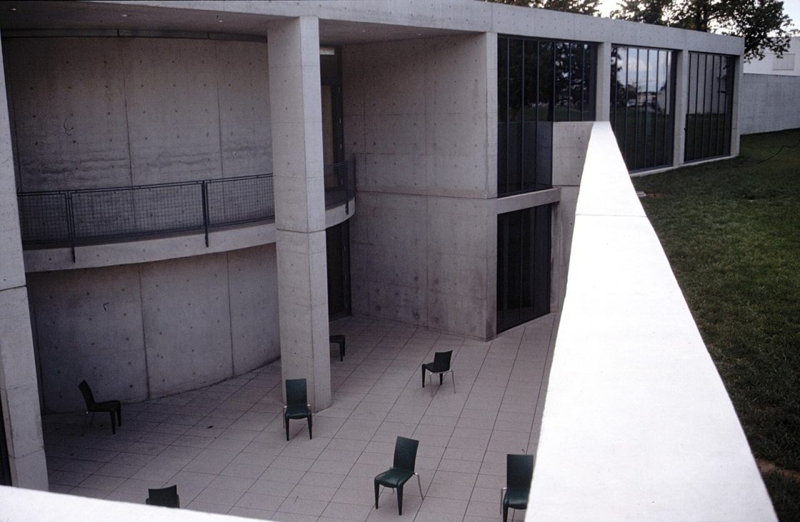 Projeto de Pavilhão de Conferências na Alemanha, projeto de Tadao Ando que explora o concreto, vidro e a relação com a natureza.
