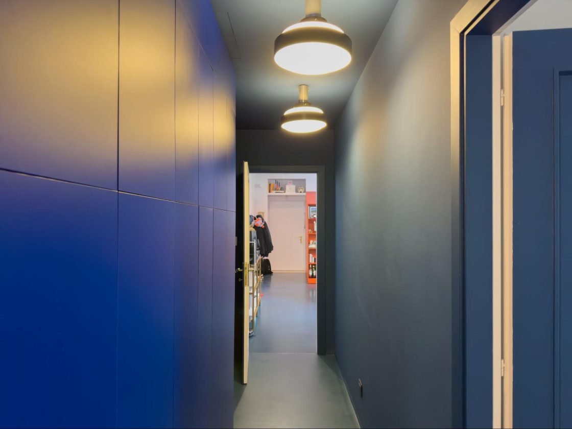 paredes e armários azul, corredor azul