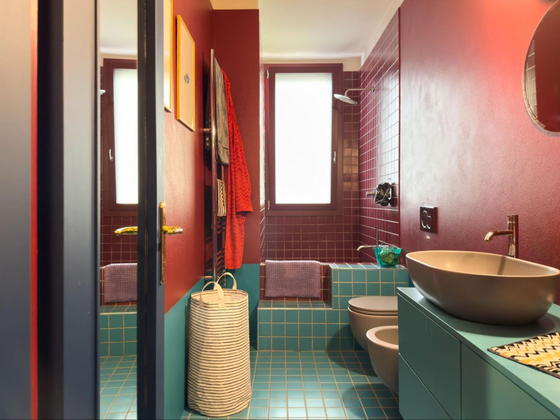revestimento no piso com pastilha verde água, pastilha bordô na parede do banheiro, banheiro verde e vermelho