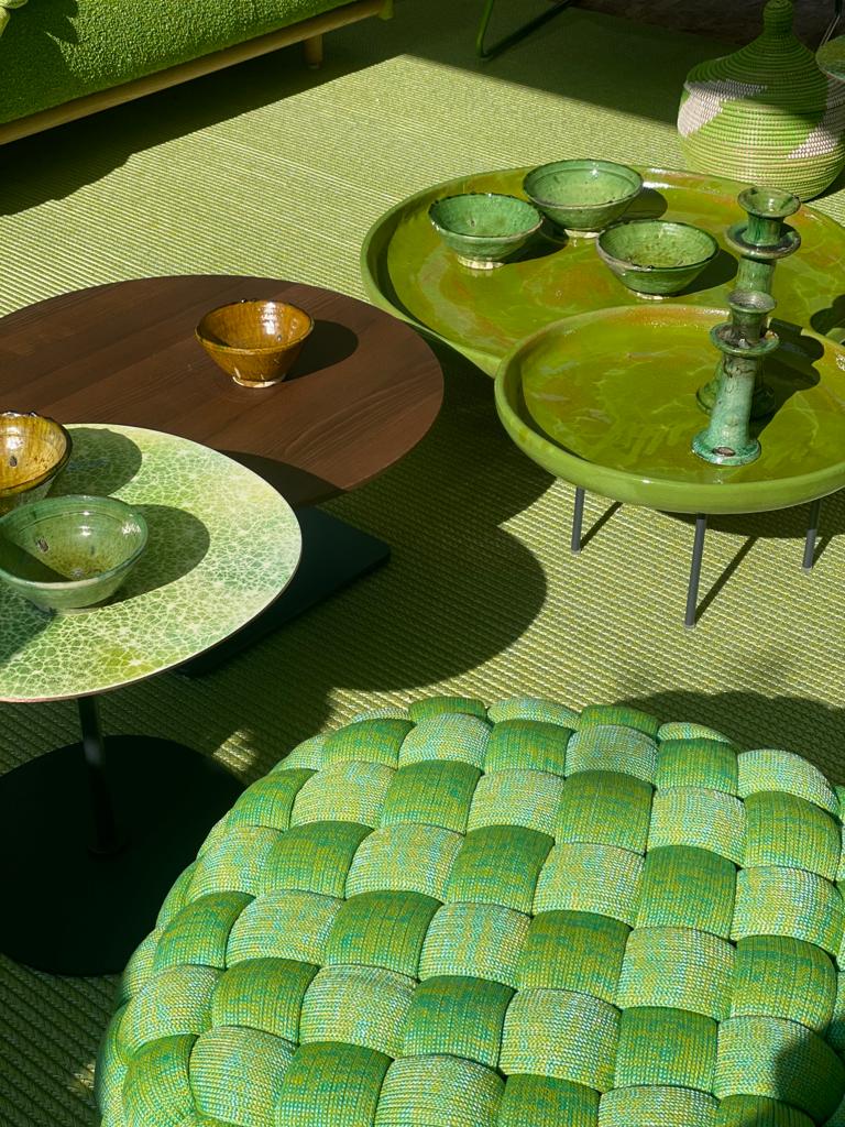 centro de mesas verde, mesas e poltronas verdes, pufe verde, Paola Lenti 2023