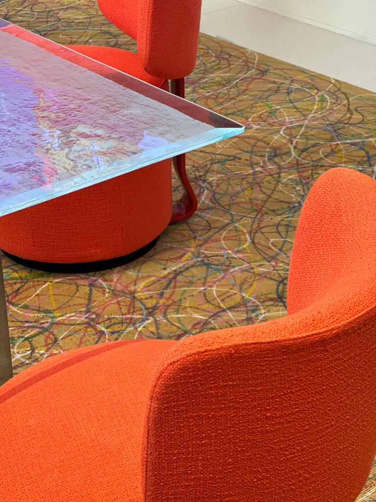 Texturas, relevos, sofá e opltronas nas cores vermelho alaranjado, Cassina 2023