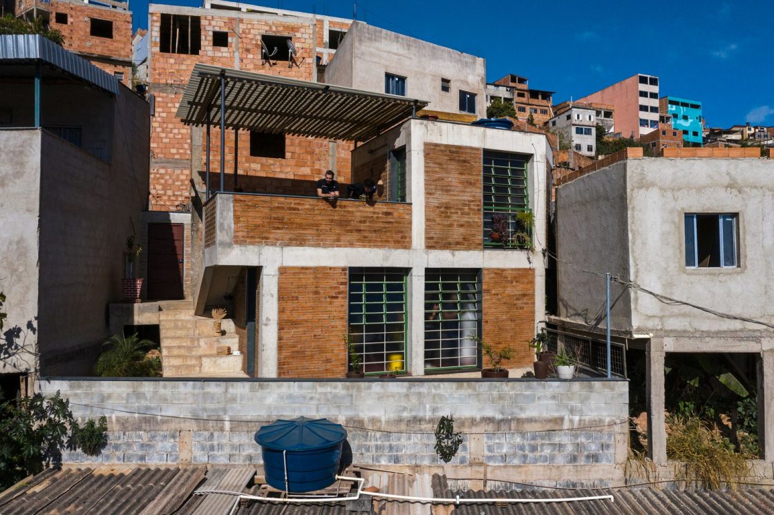arquitetura social, casa na favela, casa de tijolo no morro
