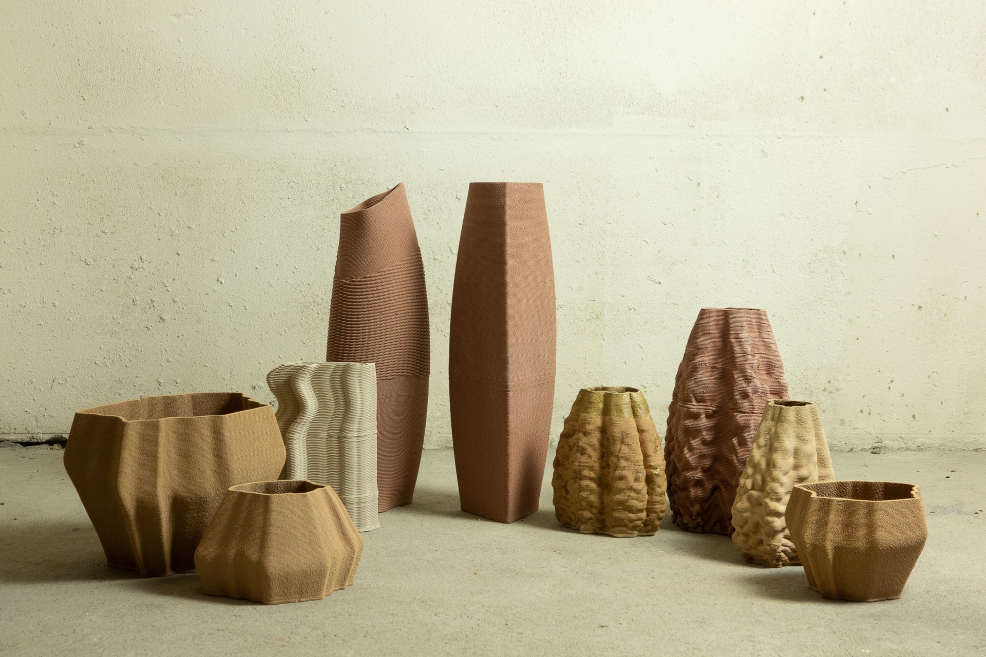 Vasos de cerâmica nas cores marrom e bege