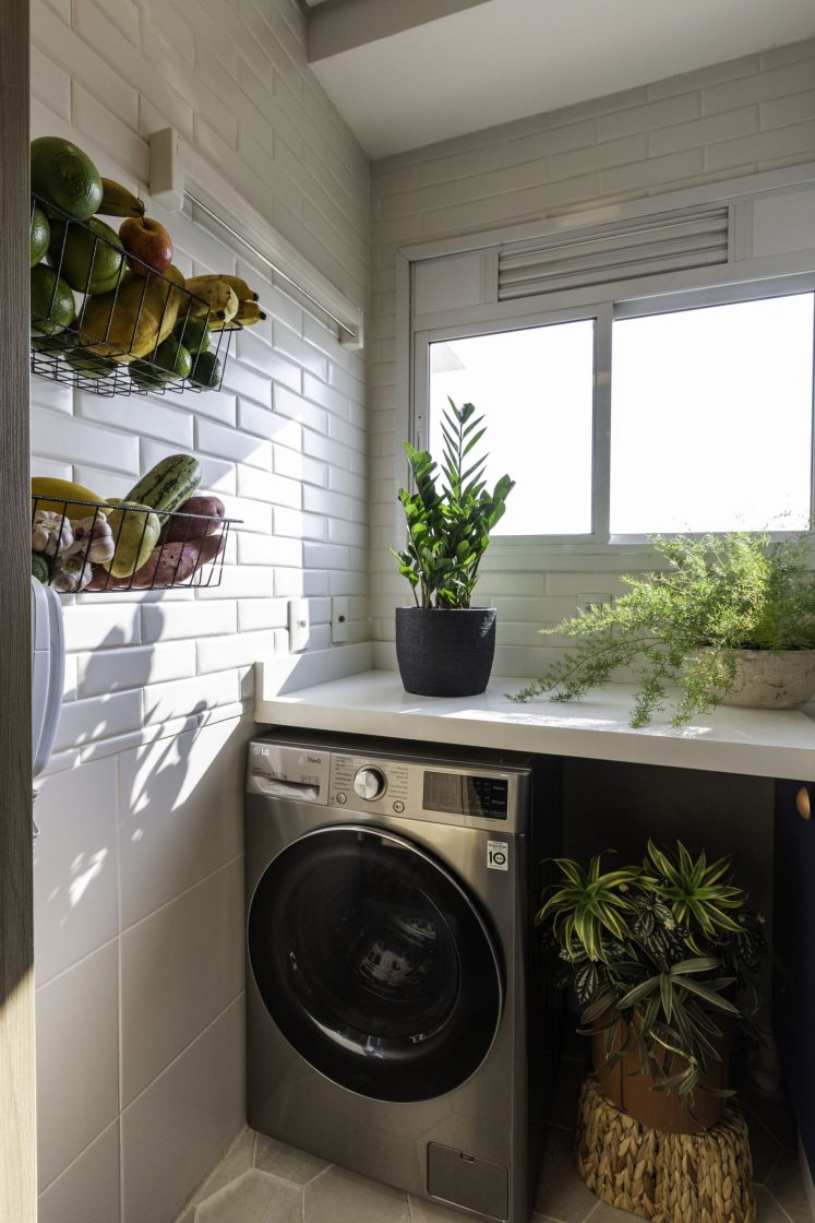 lavanderia simples com plantas em vasos e revestimento branco 