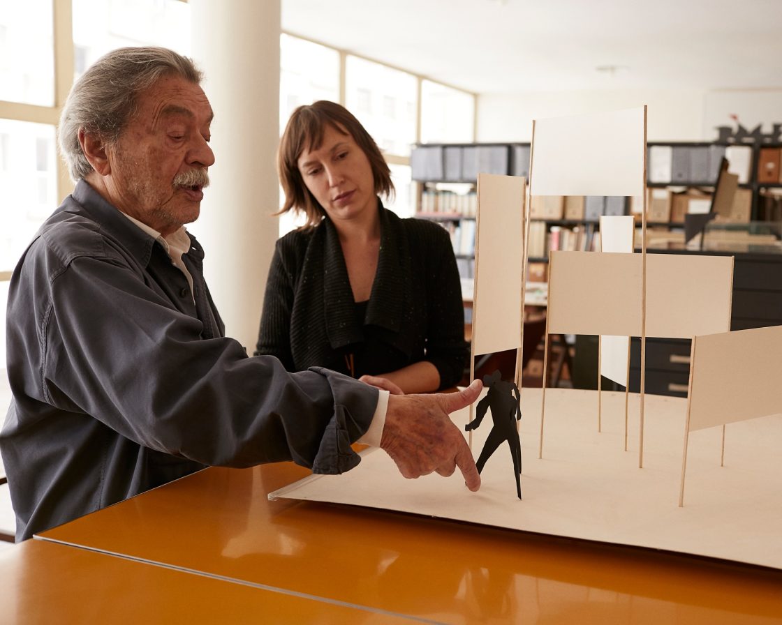 Paulo Mendes da Rocha e sua filha Naná, em escritório de arquiteto 
