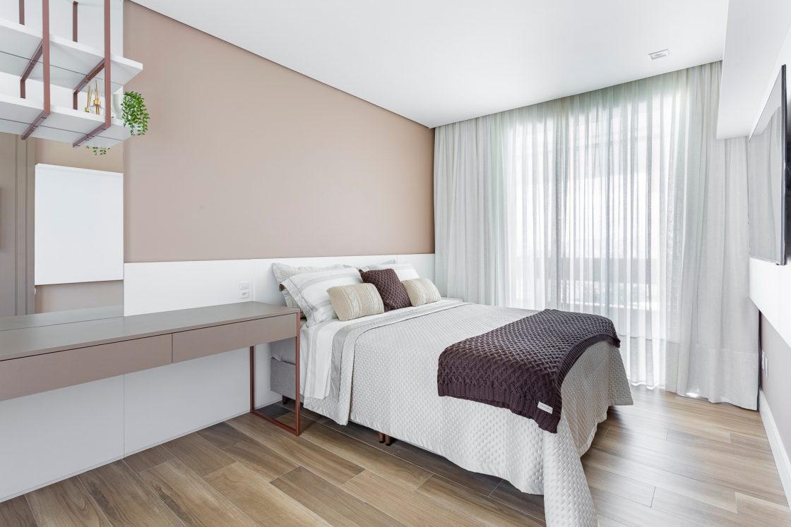 quarto minimalista com parede rosa, cama de casal e cortina branca 