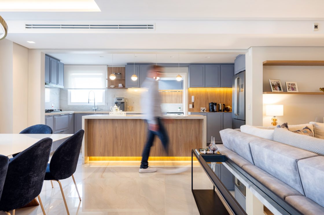 Casa com conceito amplo, cozinha e salas integradas e em tons frios combinando entre si
