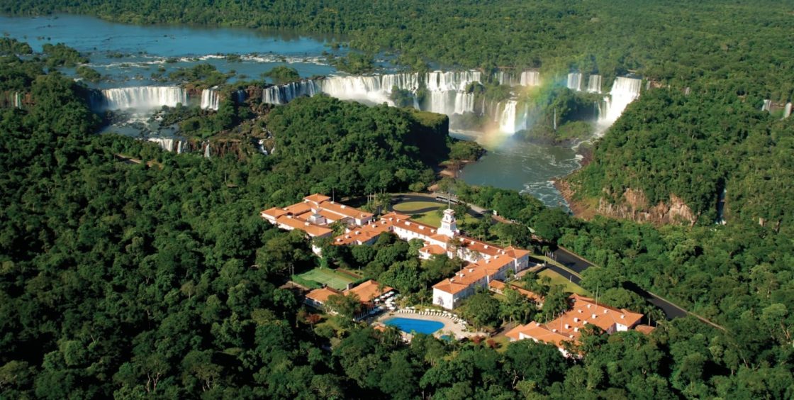 Imagem aérea que mostra a proximidade do hotel em relação as Cataratas e a natureza 