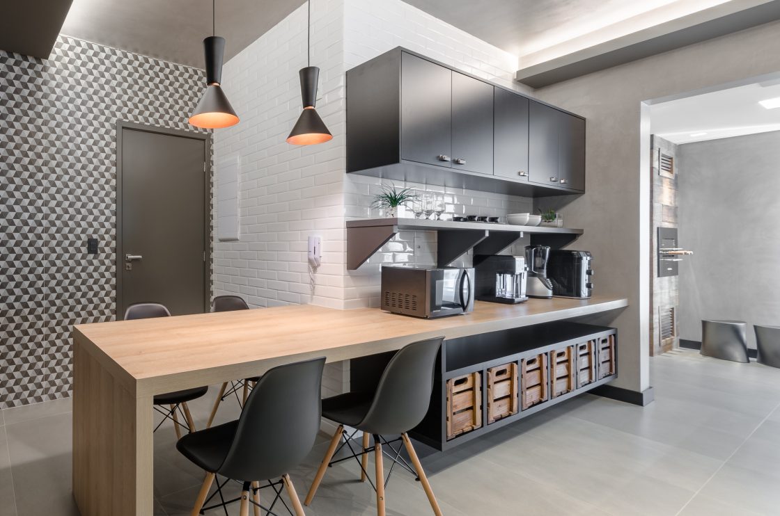 Cozinha estilo industrial com armários e pendente cinza-escuro