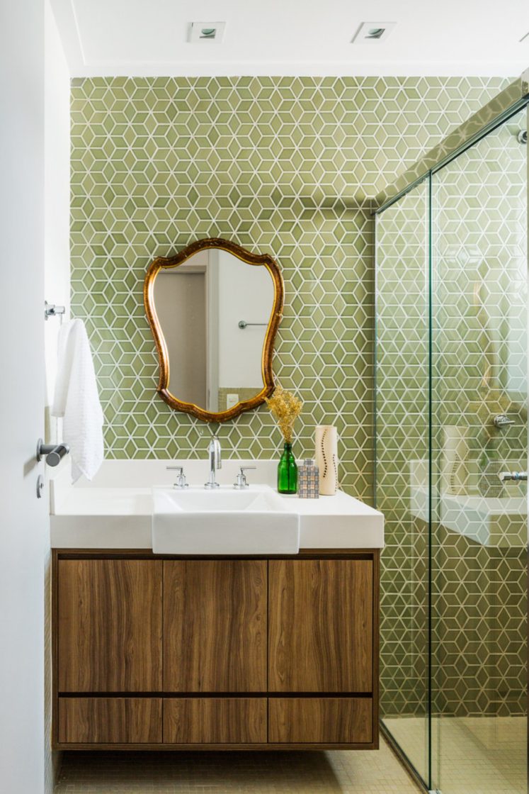 Banheiro pequeno com parede em azulejo geométricos 