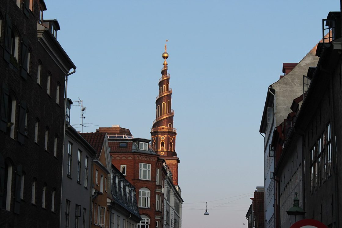 Vista da igreja do Nosso Salvador em Copenhague, torre em espiral com escada e detalhes dourados
