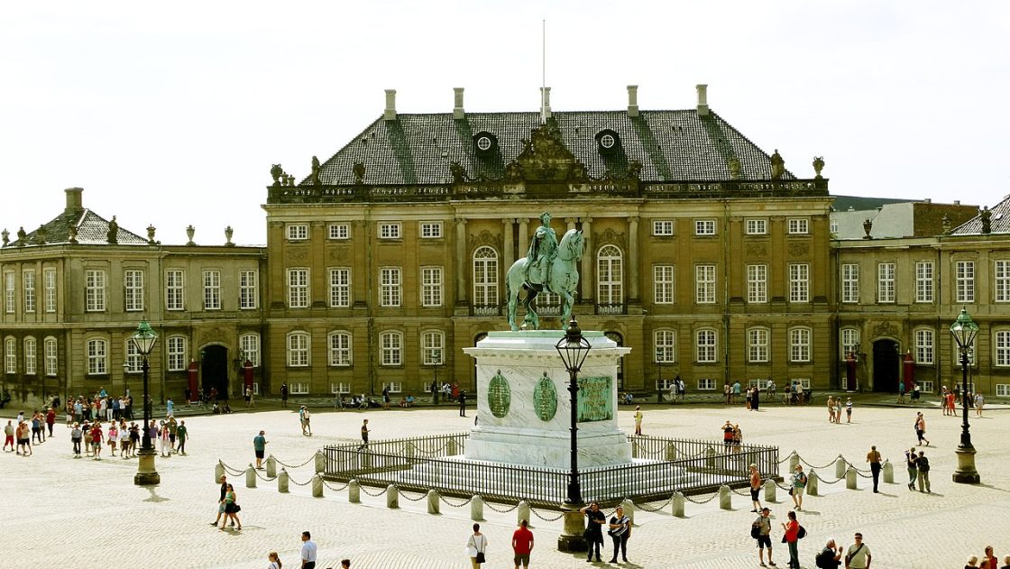 Palácio de Amalienborg, em Copenhague, arquitetura em estilo rococó em torno formado por 4 mansões em torno de uma praça central